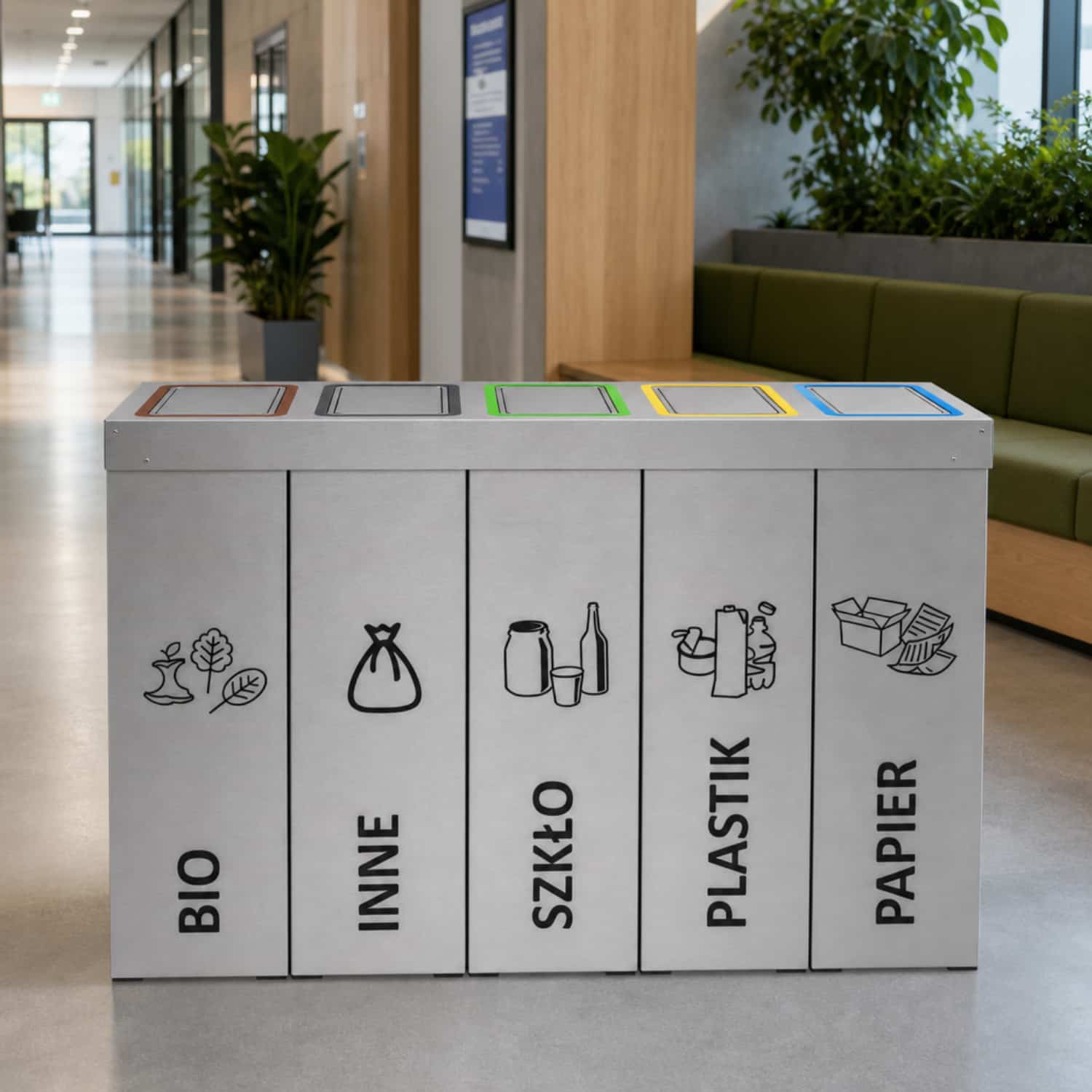 Kosz do segregacji DENEB 5 &times; 50 L w przestrzeni publicznej &ndash; pięć oznaczonych kom&oacute;r do segregacji odpad&oacute;w